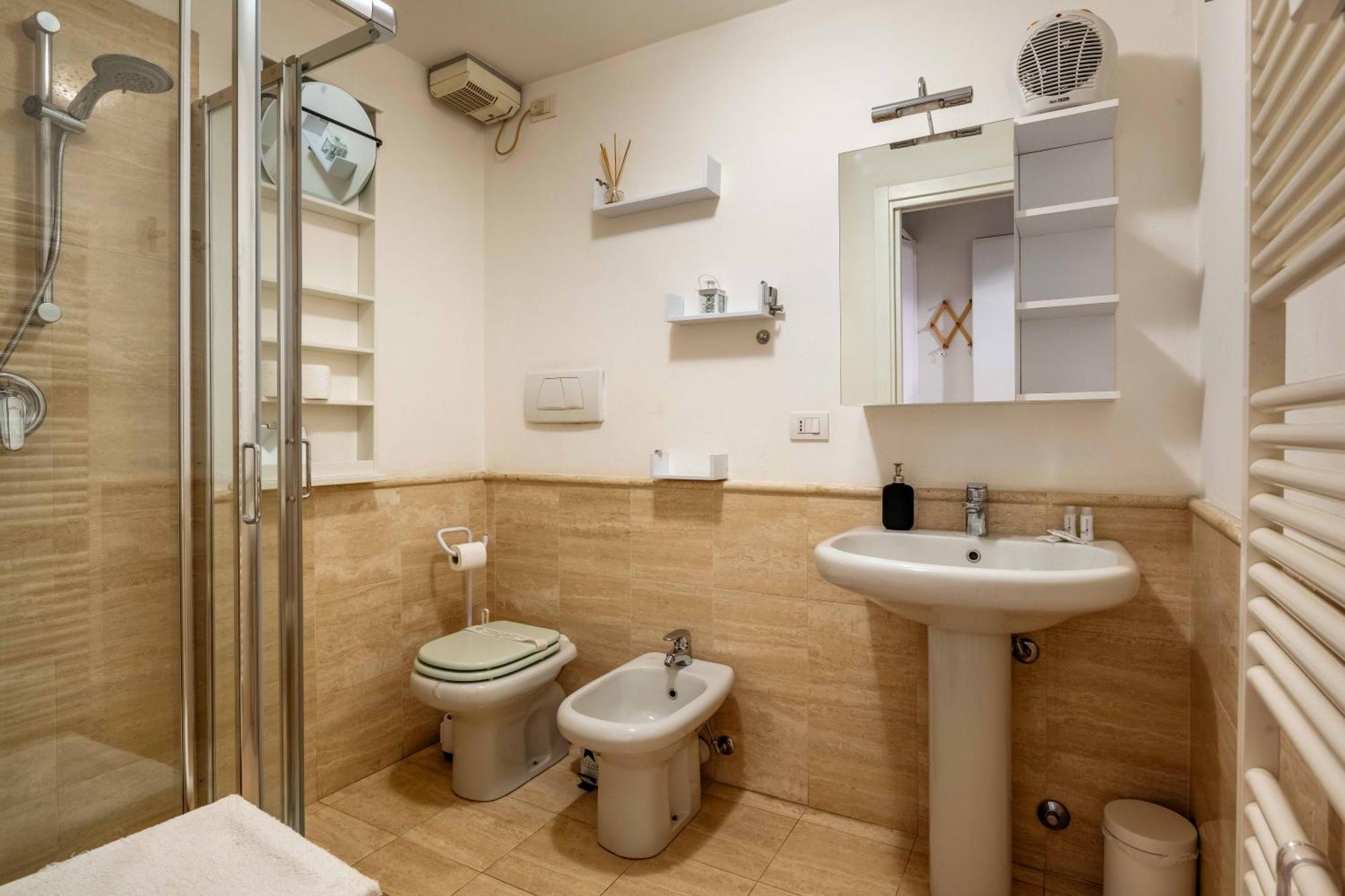 One Bedroom Apartment With Terrace Near Duomo Milano Exterior foto