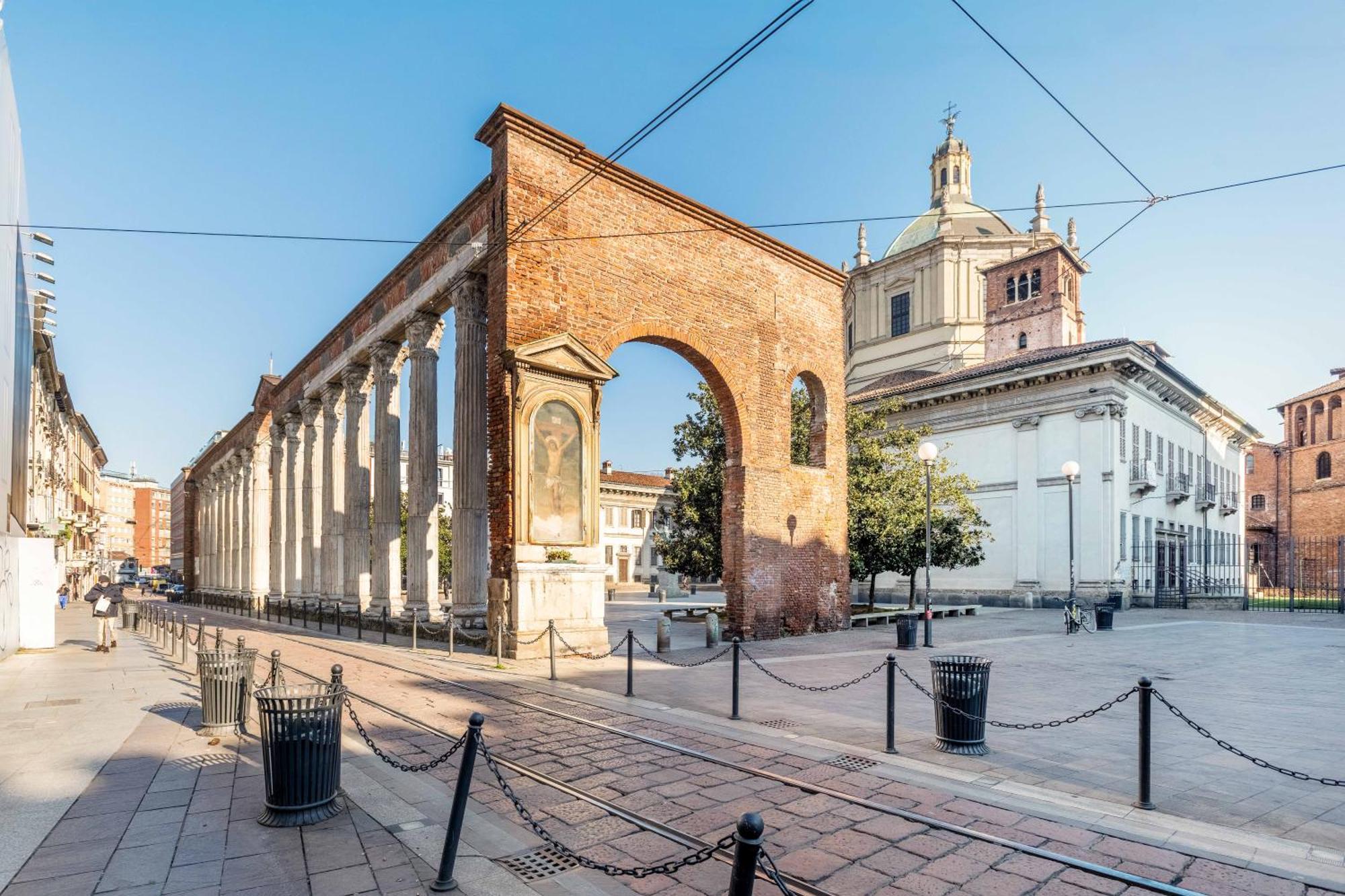 One Bedroom Apartment With Terrace Near Duomo Milano Exterior foto